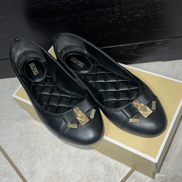 MICHAEL MICHAEL KORS
Alice Leather Ballet Flat - Picture 2 of 9